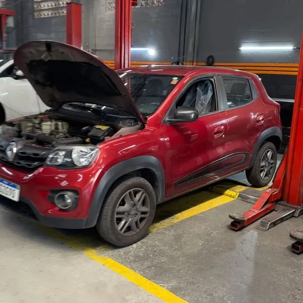 Mecânicos realizando manutenção automotiva na Oficina Mecânica Borges